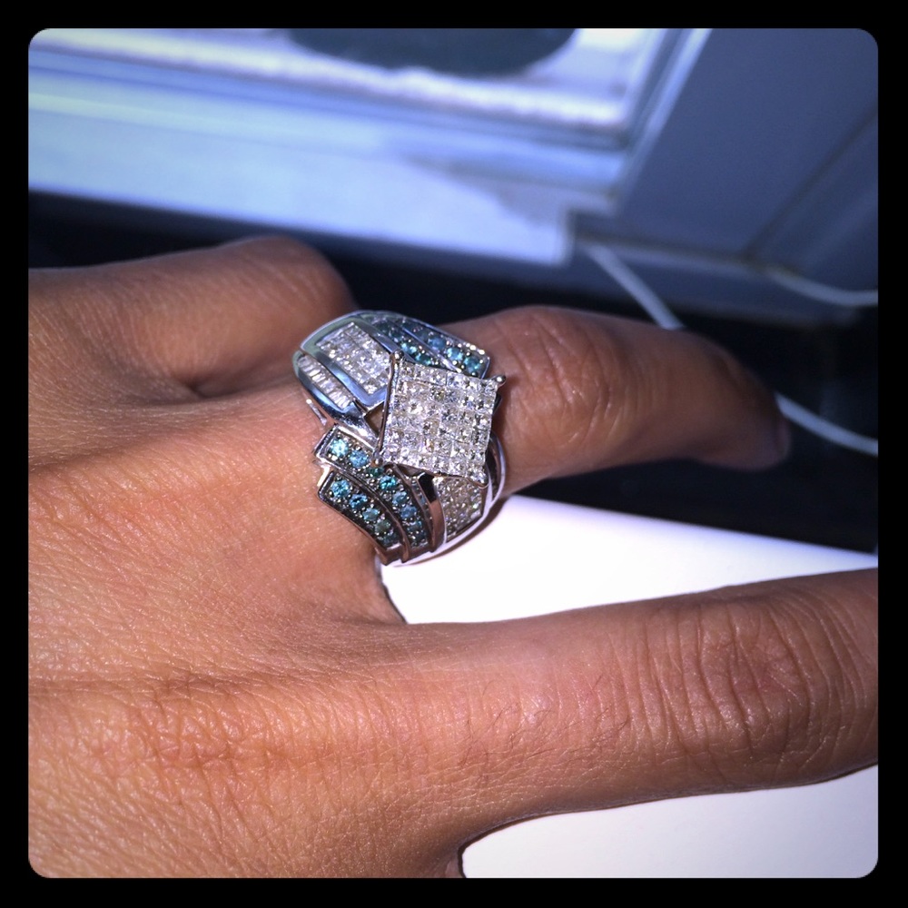 White & Blue diamonds wht GOLD ring..